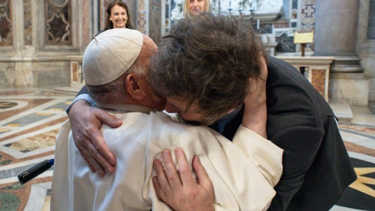 L'abbraccio del presidente argentino Milei al Papa