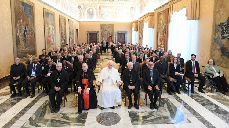 教皇フランシスコ、教皇庁立生命アカデミーの関係者と　2024年2月12日　バチカン宮殿