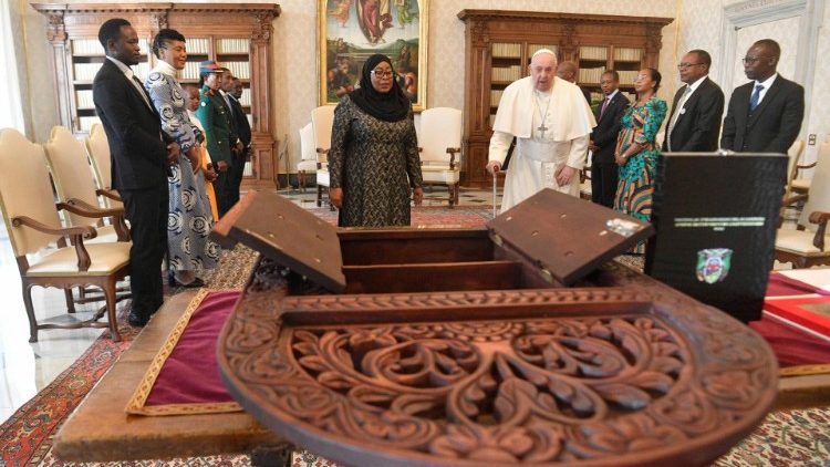 Ujumbe mzima ulioambatana na Rais wa Jamhuri ya Muungano Tanzania kwa Papa