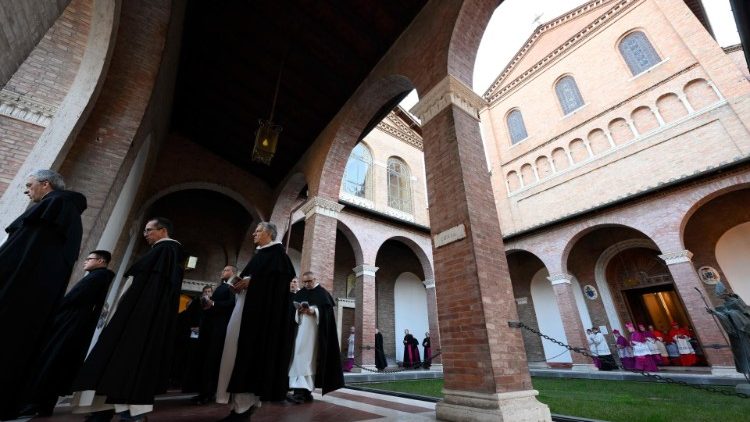 Prosesi pertobatan dari Gereja San Anselmo ke Gereja Santa Sabina di Roma.  (Foto dari Departemen Media Vatikan)