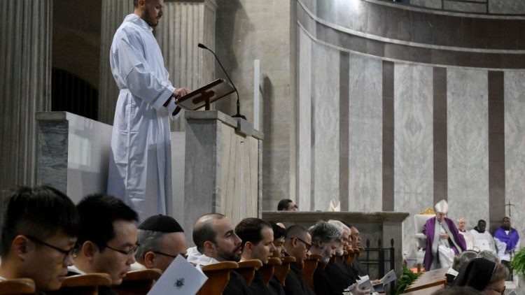 Msza Słowa podczas Mszy Św. Środy Popielcowej, której przewodniczy Papież Franciszek w Bazylice św. Sabiny w Rzymie.  (Zdjęcie z Departamentu Mediów Watykanu)