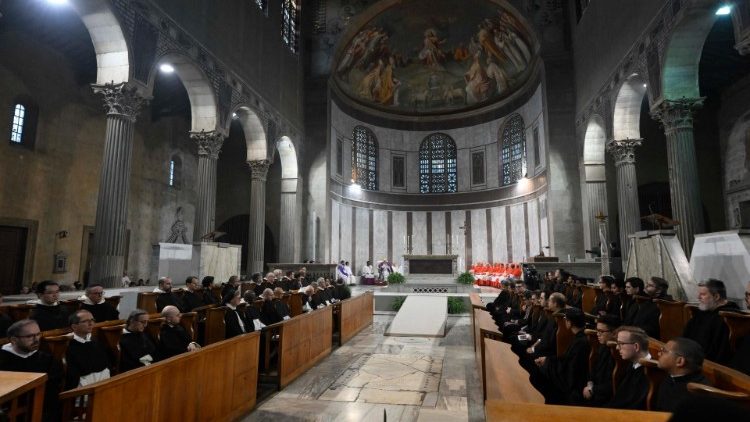 Interior Basilika Santa Sabina di Roma, terletak di Bukit Aventine.  (Foto dari Departemen Media Vatikan)