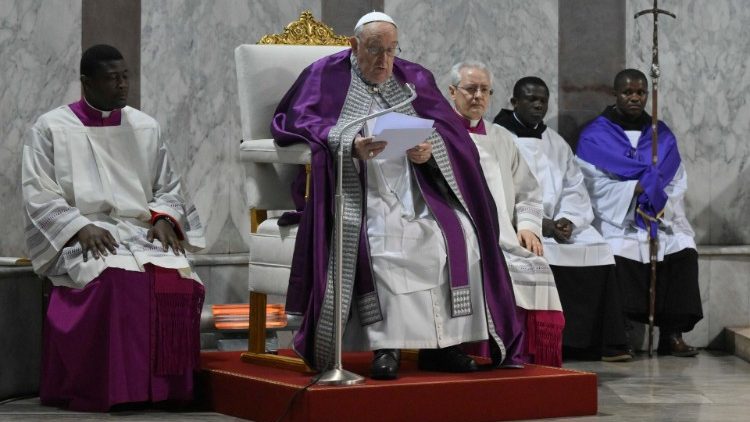 El Papa Francisco pronuncia su homilía durante la santa misa del Miércoles de Ceniza en la Basílica de Santa Sabina en Roma. (VATICAN MEDIA Divisione Photo)