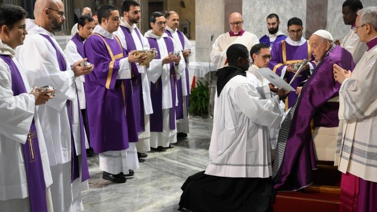Jego Świątobliwość Papież błogosławi popiół podczas celebracji eucharystycznej w Bazylice św. Sabiny w Rzymie.  (Zdjęcie z Departamentu Mediów Watykanu)
