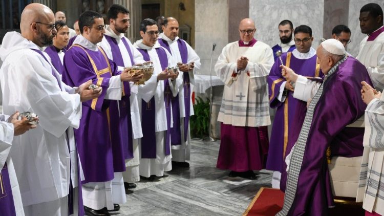 ‘재를 머리에 얹는 예식’에 사용할 재를 축복하는 교황 