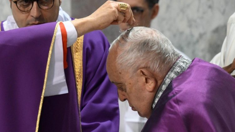 Kardinal Mauro Piacenza, Tahanan Agung, melemparkan abu ke tubuh Bapa Suci.  (Foto dari Departemen Media Vatikan)