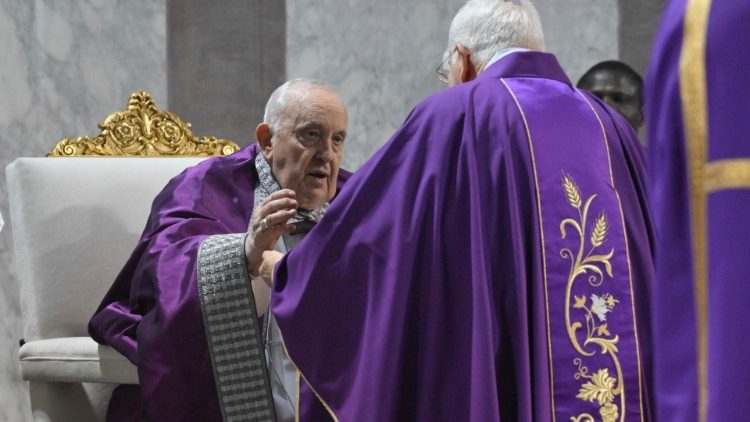 Kardinal Piacenza legt Papst Franziskus die Asche auf