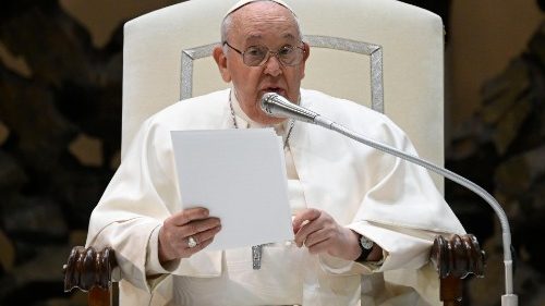 Udienza del Papa: "Mantieni vivo il bagliore della fede quando la pigrizia colpisce"