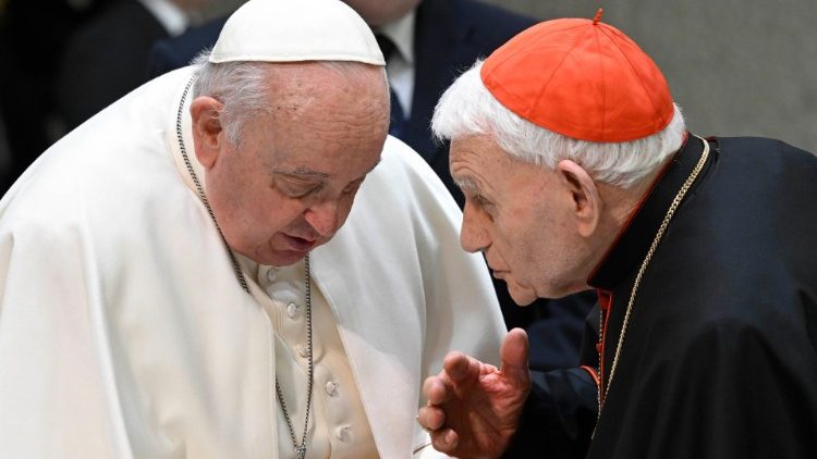 수요 일반알현 말미에 시모니 추기경과 인사하는 프란치스코 교황
