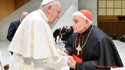 Papa Francisco e o cardeal Ernest Simoni durante a Audiência Geral desta quarta-feira, 14 de fevereiro