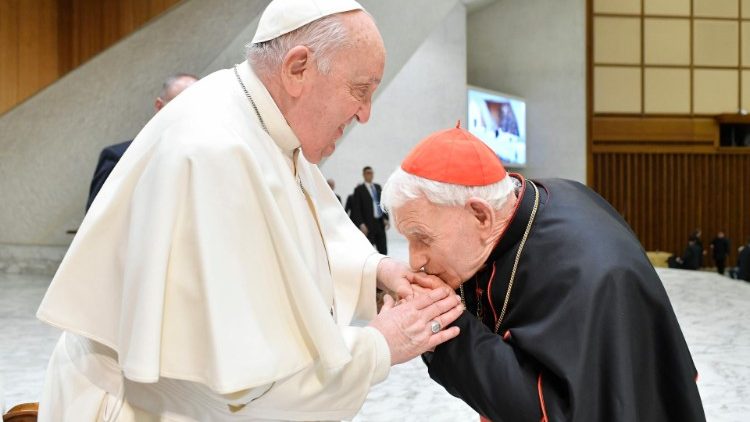 Popiežius ir kardinolas E. Simonis trečiadienio bendrojoje audiencijoje 2024 m. vasario 14 d.