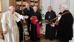 Papież Franciszek przyjmujący członków Diakonii Piękna, 15 lutego 2024 r.