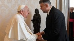 El saludo entre el Papa Francisco y el Primer Ministro de Rumanía, Ion-Marcel Ciolacu