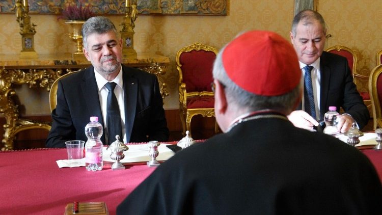 Un momento de la conversación entre el Cardenal Parolin y el Primer Ministro rumano