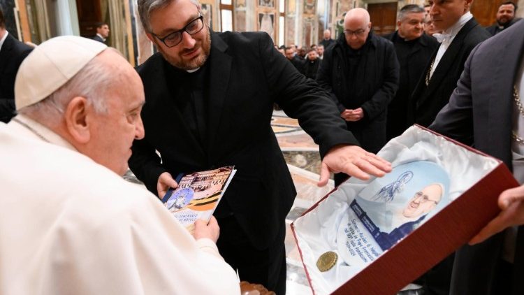 האפיפיור פרנציסקוס נפגש עם סמינריסטים וחברי קהילה מהסמינר הנפוליטני "אלסיו אסקלסי" 