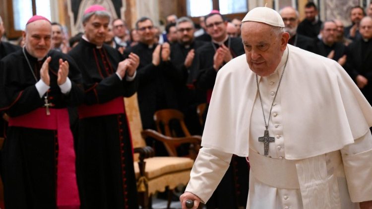 Neapolio kunigų seminarijos bendruomenė popiežiaus audiencijoje 2024 vasario 16 d.