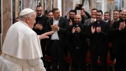 教皇フランシスコ、ナポリ大司教区の神学院関係者と 　2024年2月16日　バチカン宮殿