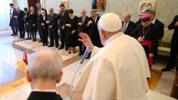 Папа Франциск на встрече с делегатами Строительного управления базилики Святого Семейства в Барселоне (Ватикан, 17 февраля 2024 г.)