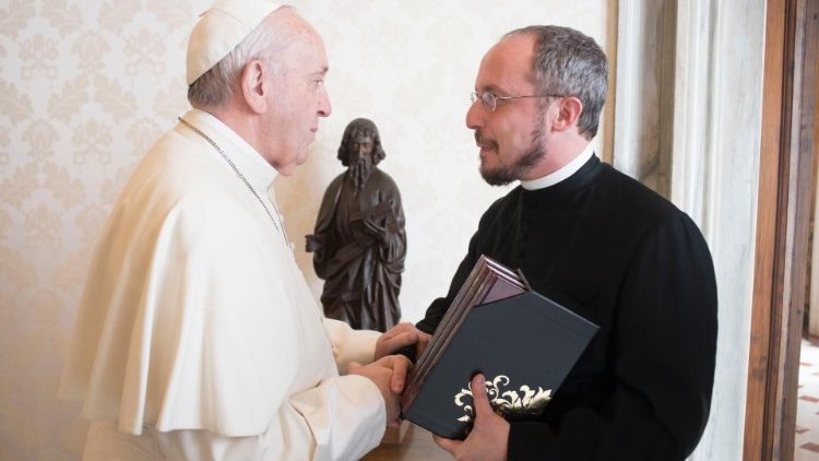 Papa Francisko akiwa na Askofu mkuu Flavio Pace