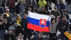 Na Námestí sv. Petra v nedeľu 25. februára viala aj slovenská zástava