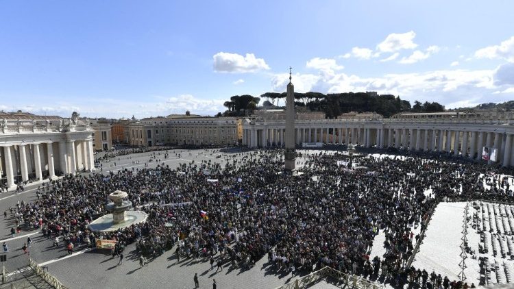 Praça São Pedro repleta de fiéis e peregrinos neste domingo, 25 de fevereiro 