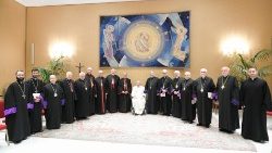 Papež Frančišek s člani sinoda Armenske patriarhalne Cerkve v Ciliciji.