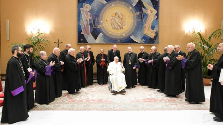 Påven tog på onsdag morgon, den 28 februari, emot medlemmarna i den armenisk-katolska synoden. I sitt tal vände han sina tankar till de fördrivna familjerna och hoppas att ropen på fred "också berör dem som är okänsliga för de fattigas lidande". Talet lästes upp av en medarbetare då påven är förkyld.