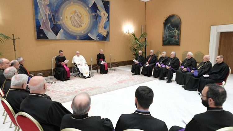 教皇フランシスコ、アルメニア典礼カトリック教会の司教団と　2024年2月28日　パウロ ６世ホール・小ホール