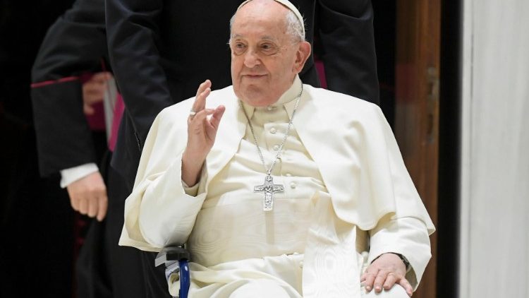 O Papa Francisco entrando na Sala Paulo VI para a Audiência Geral