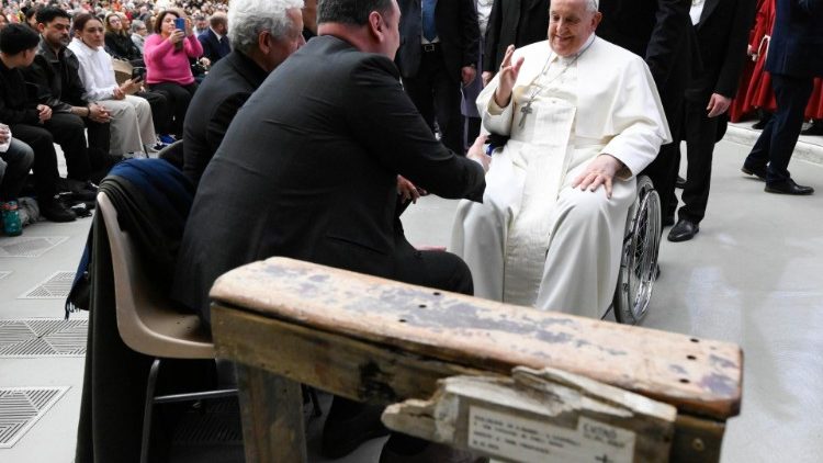
                    Um genuflexório feito com a madeira do barco de Cutro foi doado ao Papa
                