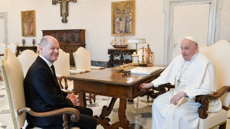 Papst Franziskus und Bundeskanzler Scholz bei der Begegnung im Vatikan