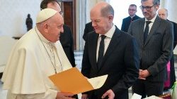 Le chancelier allemand Olaf Scholz reçu par le Pape au Palais apostolique, le 2 mars 2024.
