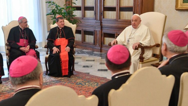 
                    Bispos italianos da Toscana encontram o Papa no Vaticano
                