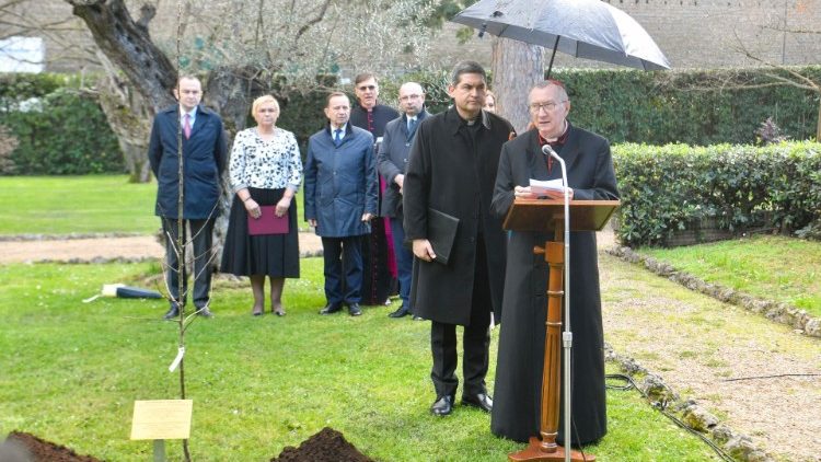 O Secretário de Estado durante a cerimônia de plantio nos Jardins Vaticanos