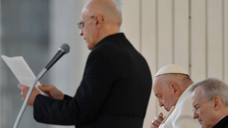 Monsignor Pierluigi Giroli legge la catechesi del Papa