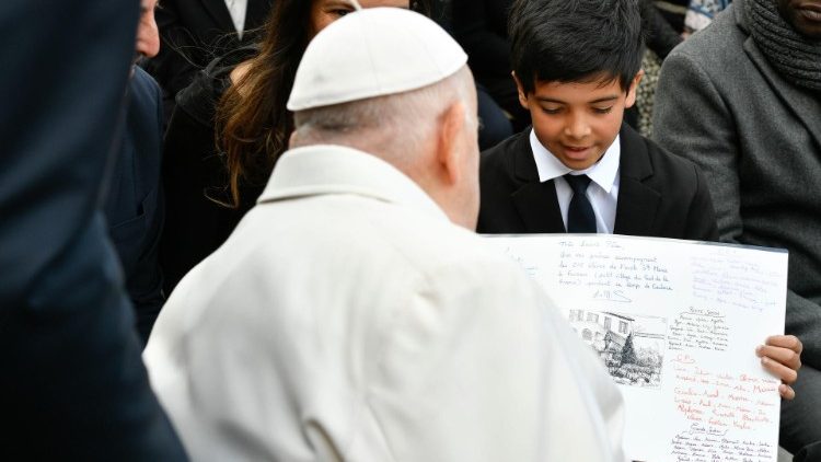 Papa Francesco durante i saluti al termine dell'udienza generale