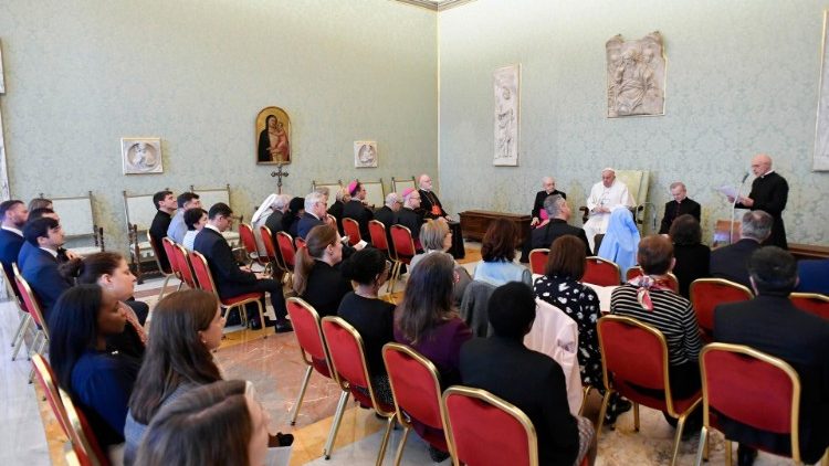 Папата с членовете на Папската комисия за защита на непълнолетните