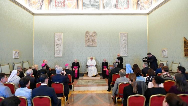 교황청 미성년자보호위원회 위원들의 예방을 받은 프란치스코 교황