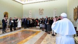 El Papa junto a los miembros de la Pontificia Comisión para la tutela de menores