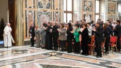 Papa Franjo dolazi na susret sa sudionicima konferencije pod naslovom „Žene u Crkvi: stvarateljice ljudskosti“