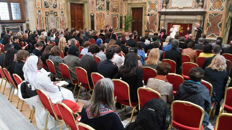 A pápa beszédét hallgató kongresszusi résztvevők a Kelemen-teremben