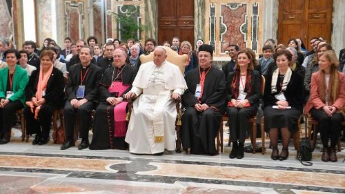 Papež: Čerpejme od žen soucit, který schází válčícímu světu 