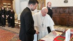 Pope Francis presents his gifts to President Jakov Milatovic