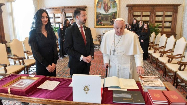 O Papa Francisco recebe o presidente de Montenegro