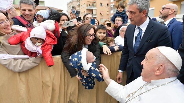 성 비오 5세 성당 앞에 모인 신자들과 인사를 나누는 프란치스코 교황