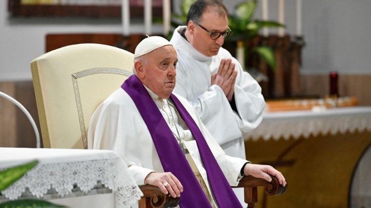 사순시기 기도와 화해의 프로젝트 ‘주님을 위한 24시간’ 참회예식을 거행 중인 교황 