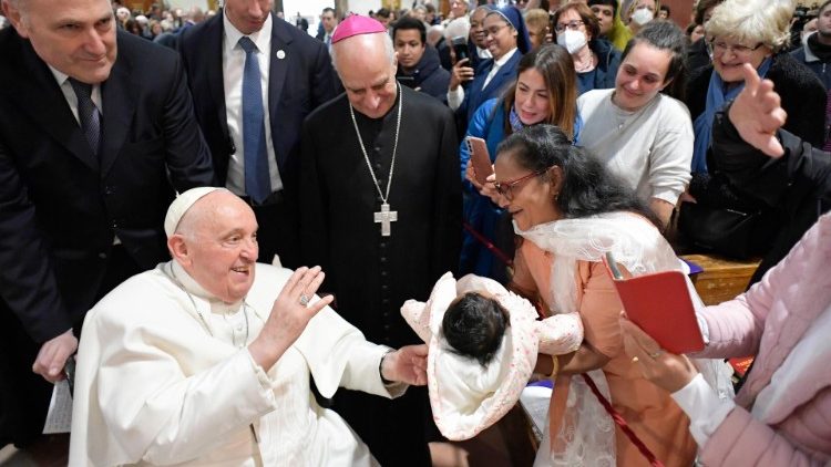 교황과 성 비오 5세 성당에 모인 신자들과의 인사