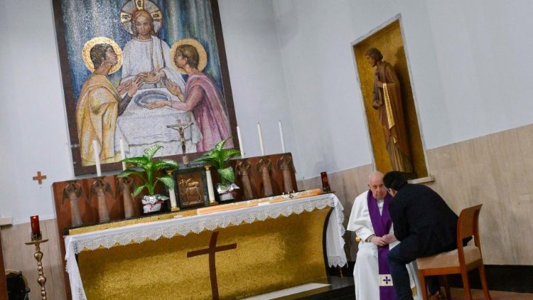Francisco confessa alguns fiéis em uma paróquia de Roma