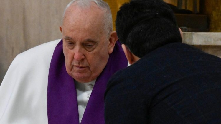 Le Pape recevant la confession d'un fidèle.