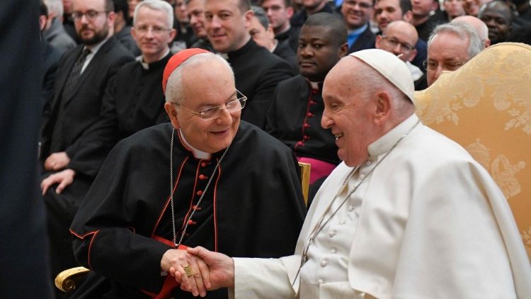 교황청 내사원장 마우로 피아첸차 추기경과 인사하는 프란치스코 교황